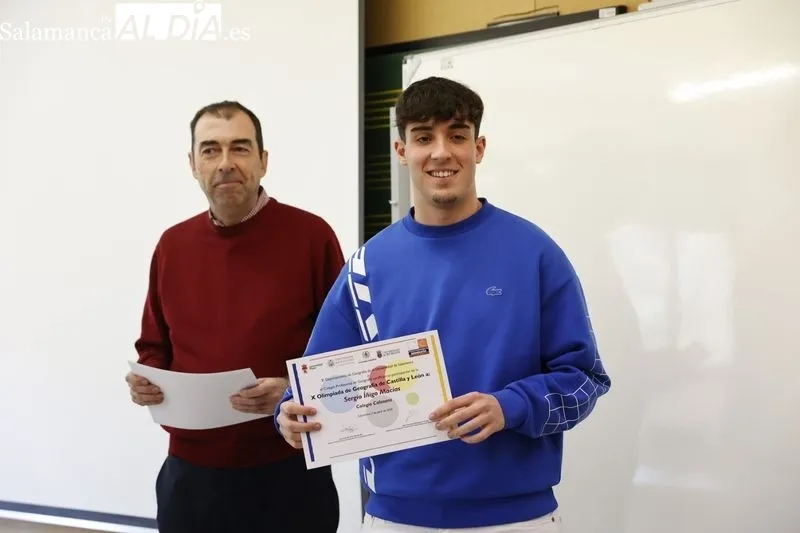 Entrega de los diplomas acreditativos y de los correspondientes premios a los estudiantes con mejores resultados en la X Olimpiada de Geografía. Fotos: David Sañudo