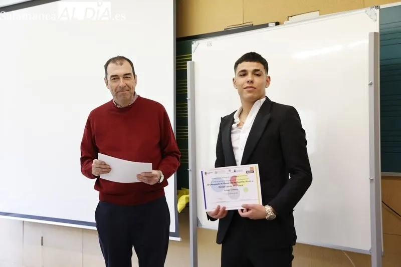 Entrega de los diplomas acreditativos y de los correspondientes premios a los estudiantes con mejores resultados en la X Olimpiada de Geografía. Fotos: David Sañudo