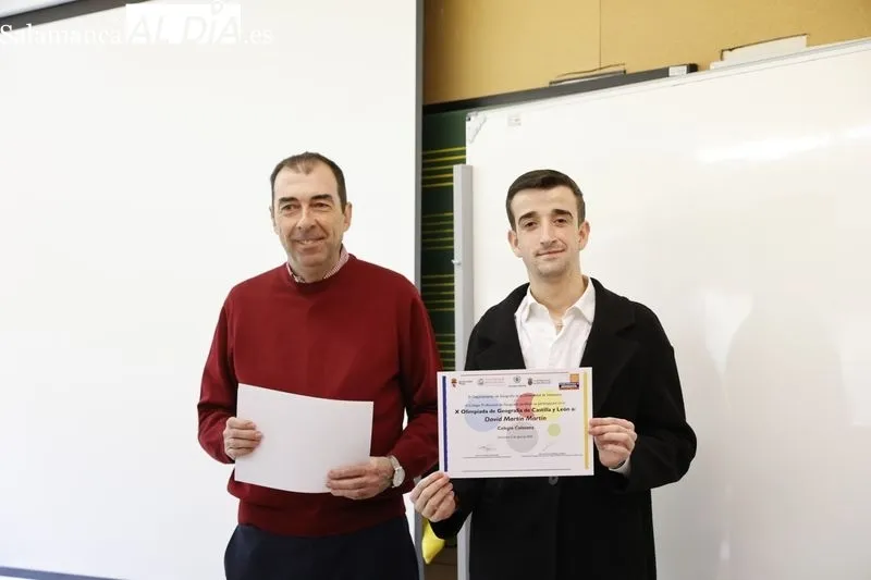 Entrega de los diplomas acreditativos y de los correspondientes premios a los estudiantes con mejores resultados en la X Olimpiada de Geografía. Fotos: David Sañudo