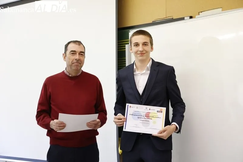 Entrega de los diplomas acreditativos y de los correspondientes premios a los estudiantes con mejores resultados en la X Olimpiada de Geografía. Fotos: David Sañudo