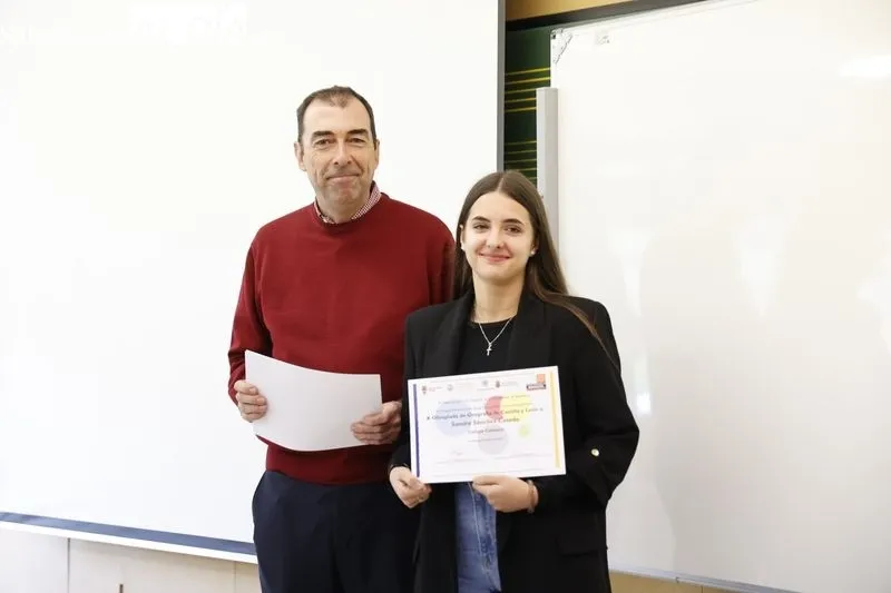Entrega de los diplomas acreditativos y de los correspondientes premios a los estudiantes con mejores resultados en la X Olimpiada de Geografía. Fotos: David Sañudo