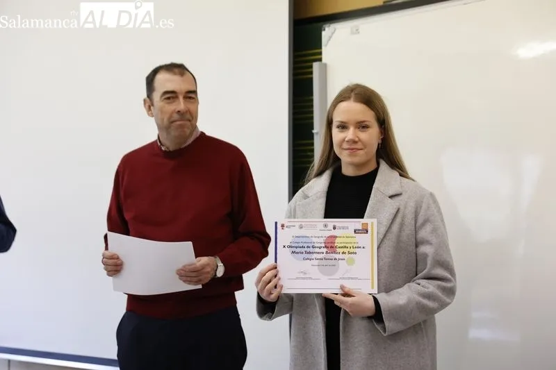 Entrega de los diplomas acreditativos y de los correspondientes premios a los estudiantes con mejores resultados en la X Olimpiada de Geografía. Fotos: David Sañudo