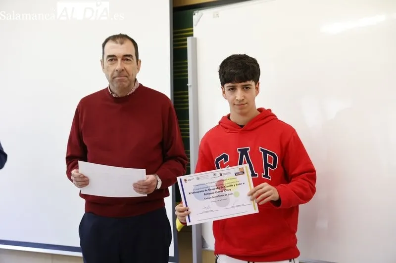 Entrega de los diplomas acreditativos y de los correspondientes premios a los estudiantes con mejores resultados en la X Olimpiada de Geografía. Fotos: David Sañudo