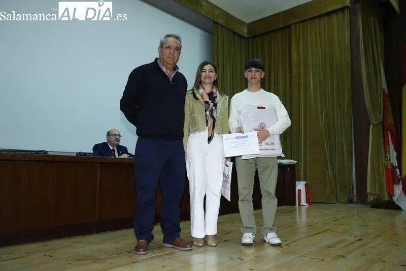 Entrega de premios a los alumnos con mejores resultados en la fase local de la Olimpiada de Química. Fotos: David Sañudo