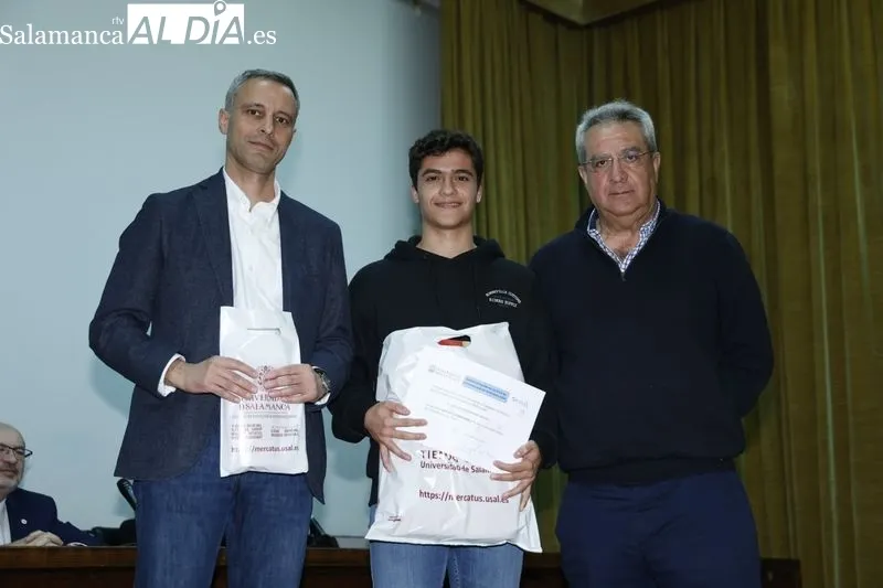 Entrega de premios a los alumnos con mejores resultados en la fase local de la Olimpiada de Química. Fotos: David Sañudo