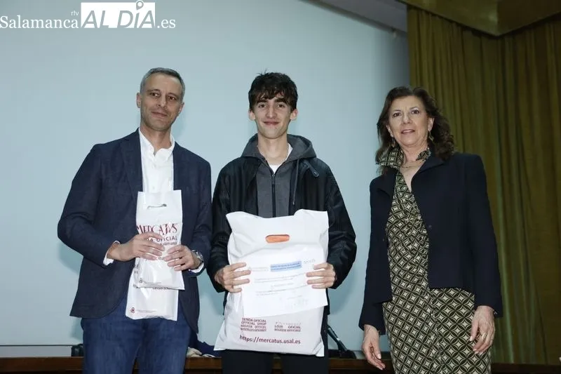 Entrega de premios a los alumnos con mejores resultados en la fase local de la Olimpiada de Química. Fotos: David Sañudo