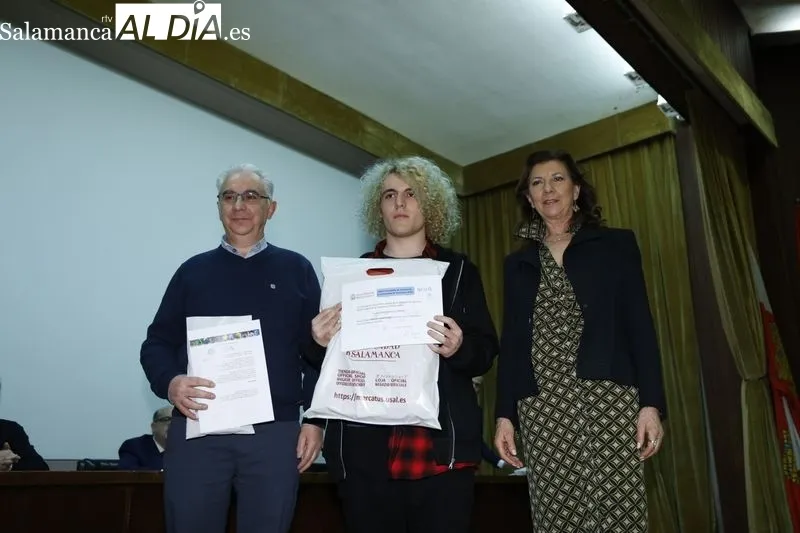 Entrega de premios a los alumnos con mejores resultados en la fase local de la Olimpiada de Química. Fotos: David Sañudo