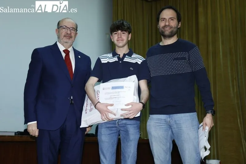 Entrega de premios a los alumnos con mejores resultados en la fase local de la Olimpiada de Química. Fotos: David Sañudo