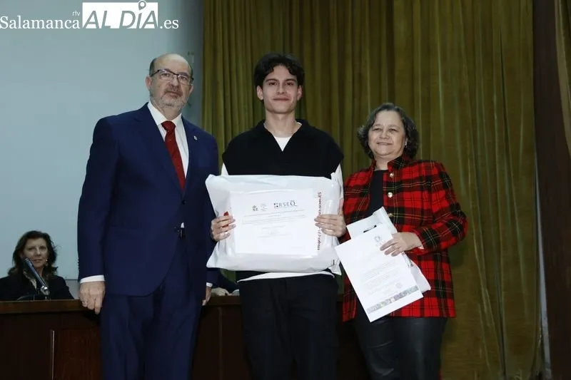 Entrega de premios a los alumnos con mejores resultados en la fase local de la Olimpiada de Química. Fotos: David Sañudo