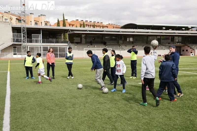 Entrenamiento de la Escuela 100x100 Deporte en Salamanca en el campo de fútbol Vicente del Bosque. Fotos: David Sañudo