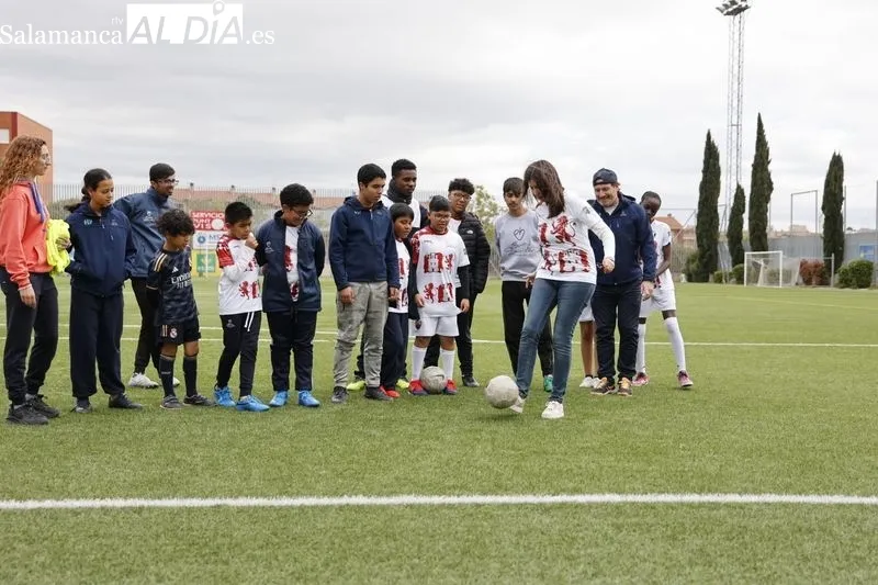 Entrenamiento de la Escuela 100x100 Deporte en Salamanca en el campo de fútbol Vicente del Bosque. Fotos: David Sañudo
