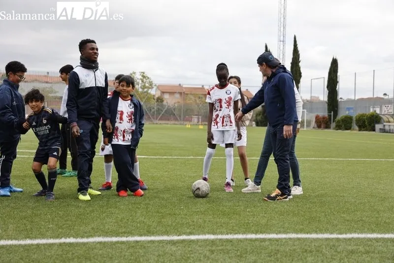 Entrenamiento de la Escuela 100x100 Deporte en Salamanca en el campo de fútbol Vicente del Bosque. Fotos: David Sañudo