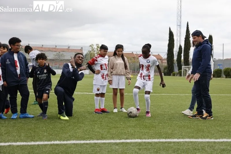 Entrenamiento de la Escuela 100x100 Deporte en Salamanca en el campo de fútbol Vicente del Bosque. Fotos: David Sañudo