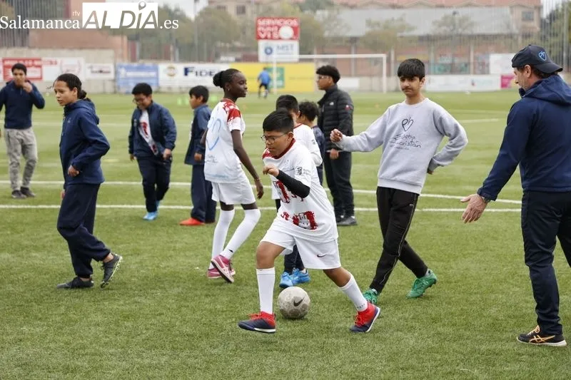 Entrenamiento de la Escuela 100x100 Deporte en Salamanca en el campo de fútbol Vicente del Bosque. Fotos: David Sañudo