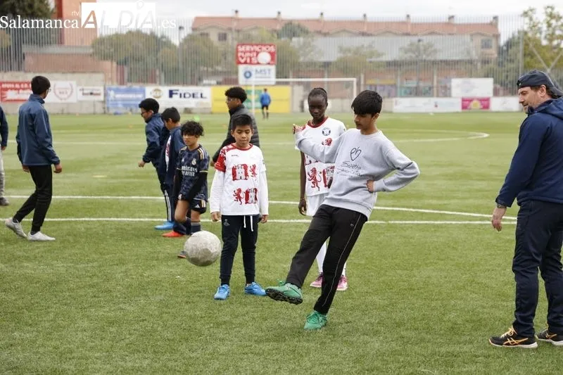 Entrenamiento de la Escuela 100x100 Deporte en Salamanca en el campo de fútbol Vicente del Bosque. Fotos: David Sañudo
