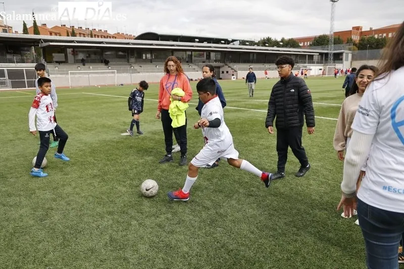 Entrenamiento de la Escuela 100x100 Deporte en Salamanca en el campo de fútbol Vicente del Bosque. Fotos: David Sañudo