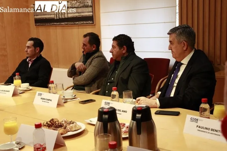 El consejero de Agricultura, Ganadería y Desarrollo Rural, Gerardo Dueñas, se reúne con el presidente de CEOE-CEPYME Salamanca | FOTOS: Raúl González Riego 