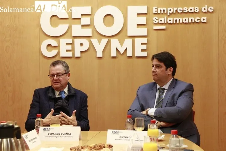 El consejero de Agricultura, Ganadería y Desarrollo Rural, Gerardo Dueñas, se reúne con el presidente de CEOE-CEPYME Salamanca | FOTOS: Raúl González Riego 