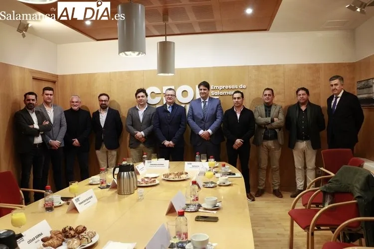 El consejero de Agricultura, Ganadería y Desarrollo Rural, Gerardo Dueñas, se reúne con el presidente de CEOE-CEPYME Salamanca | FOTOS: Raúl González Riego 