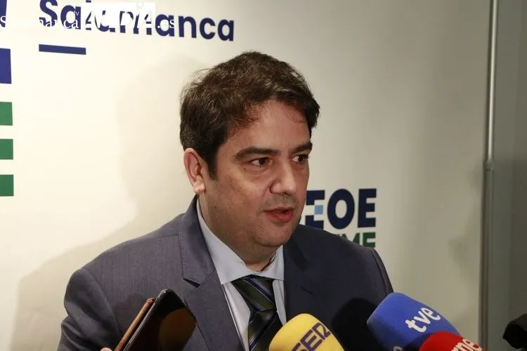 El consejero de Agricultura, Ganadería y Desarrollo Rural, Gerardo Dueñas, se reúne con el presidente de CEOE-CEPYME Salamanca | FOTOS: Raúl González Riego 