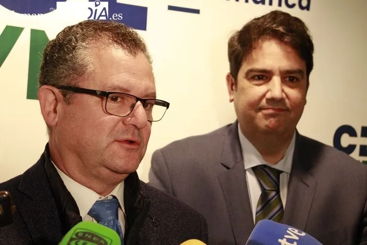 El consejero de Agricultura, Ganadería y Desarrollo Rural, Gerardo Dueñas, se reúne con el presidente de CEOE-CEPYME Salamanca | FOTOS: Raúl González Riego 