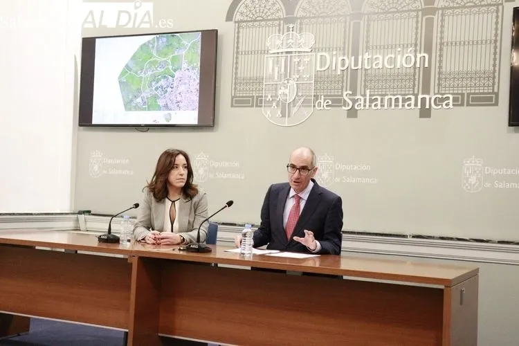 El presidente de la Diputación de Salamanca, Javier Iglesias, entrega la cartografía digital de 14 municipios de la provincia | FOTOS: Raúl González Riego 