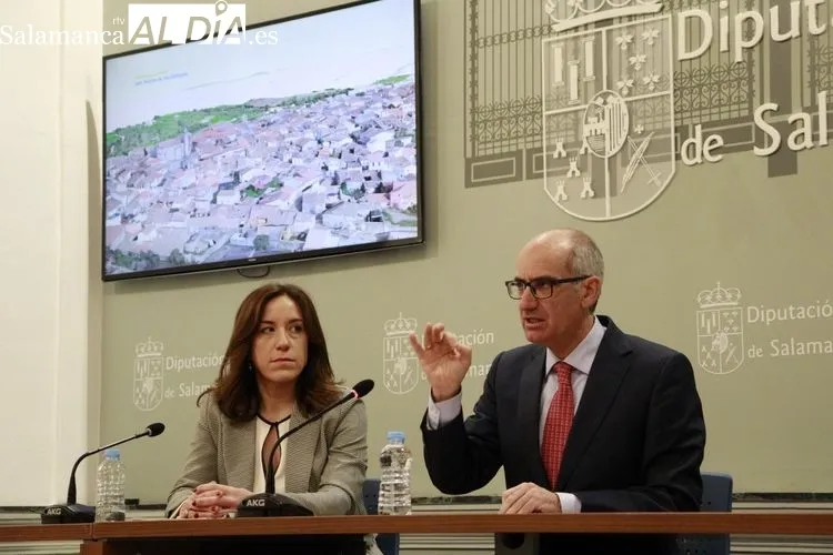 El presidente de la Diputación de Salamanca, Javier Iglesias, entrega la cartografía digital de 14 municipios de la provincia | FOTOS: Raúl González Riego 