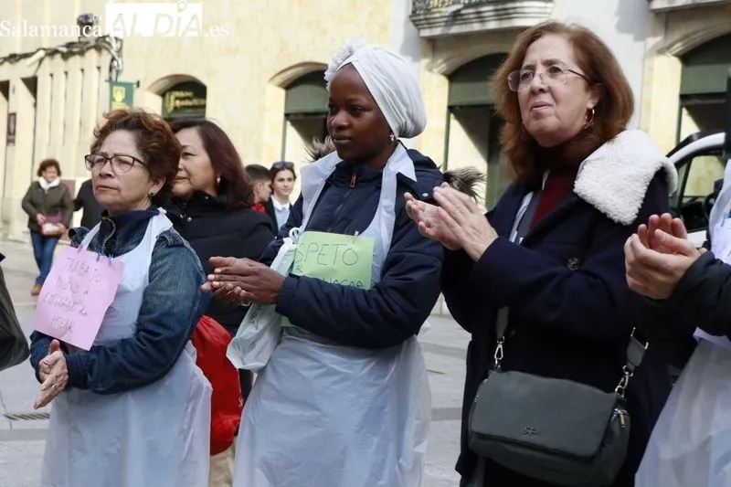Concentración de las personas empleadas de hogar en la plaza del Liceo. Fotos: Raúl González Riego.