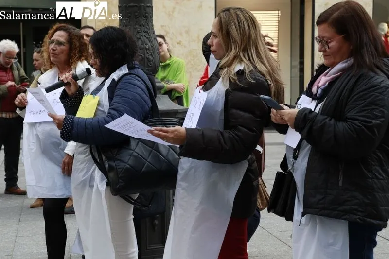 Concentración de las personas empleadas de hogar en la plaza del Liceo. Fotos: Raúl González Riego.