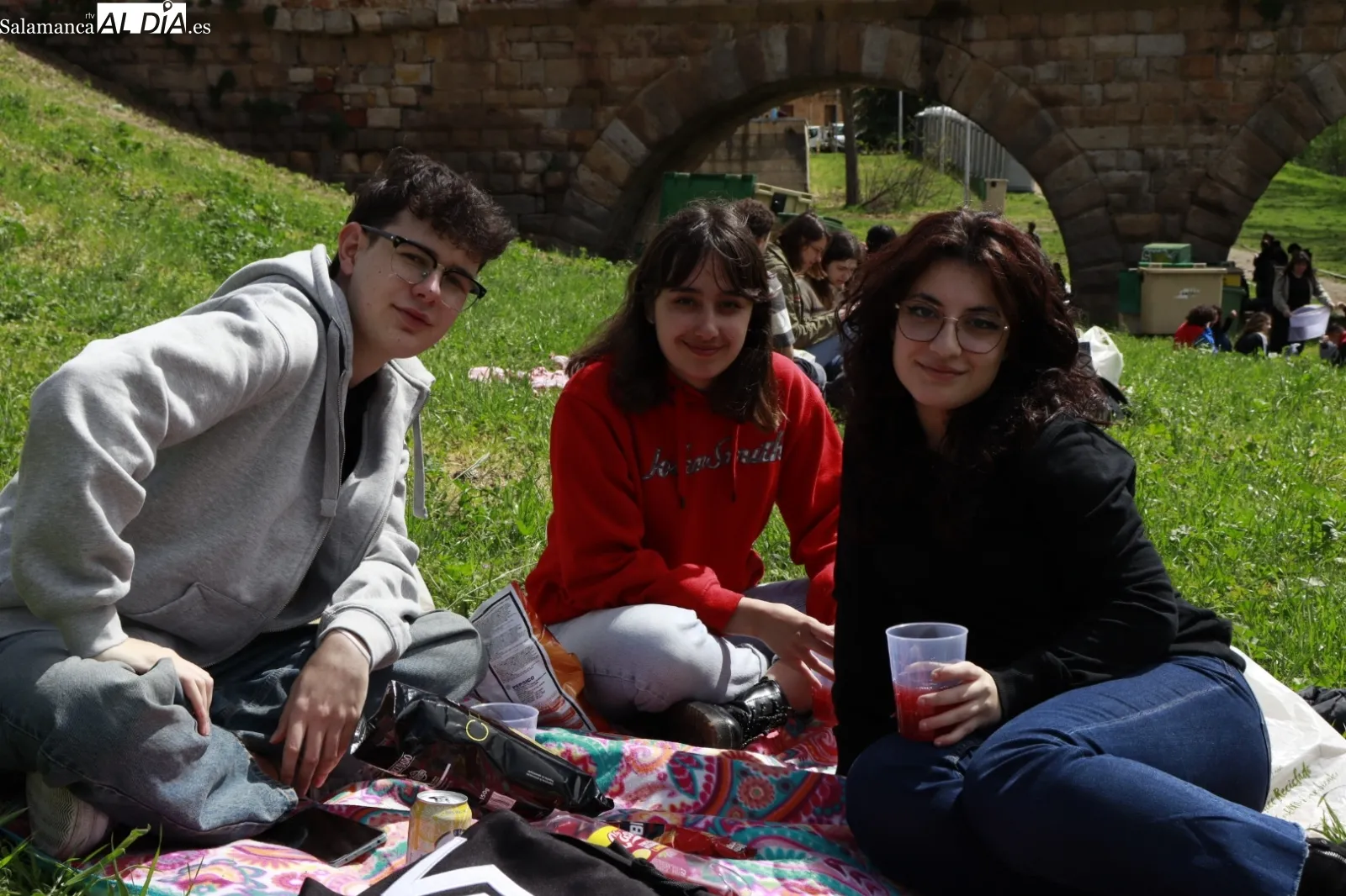 Primeras pandillas de jóvenes en la zona Puente Romano. Fotos: Raúl González Riego