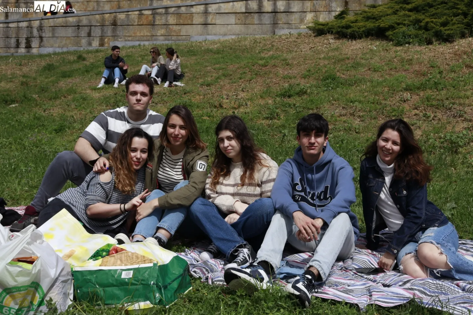 Primeras pandillas de jóvenes en la zona Puente Romano. Fotos: Raúl González Riego