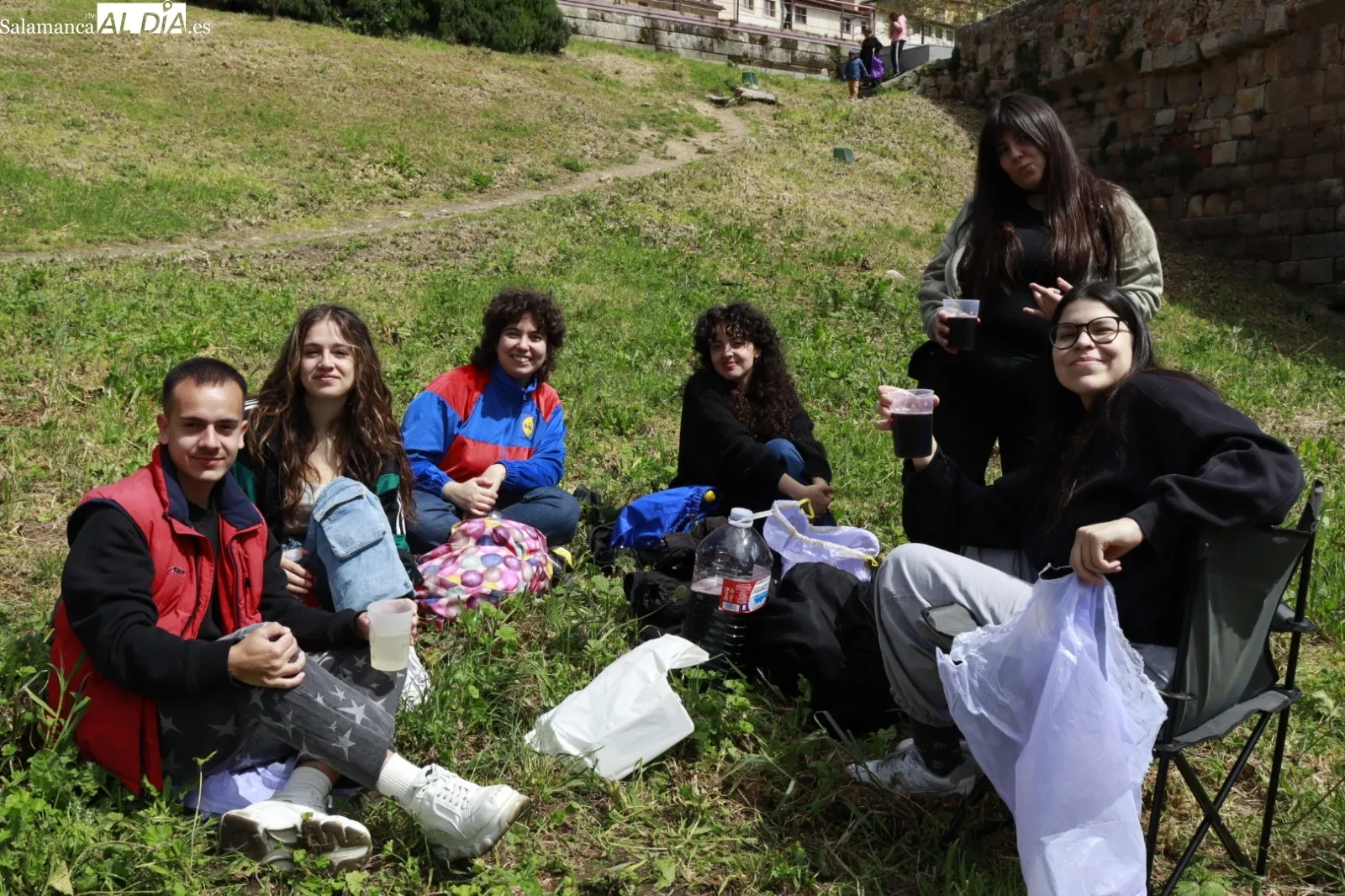 Primeras pandillas de jóvenes en la zona Puente Romano. Fotos: Raúl González Riego