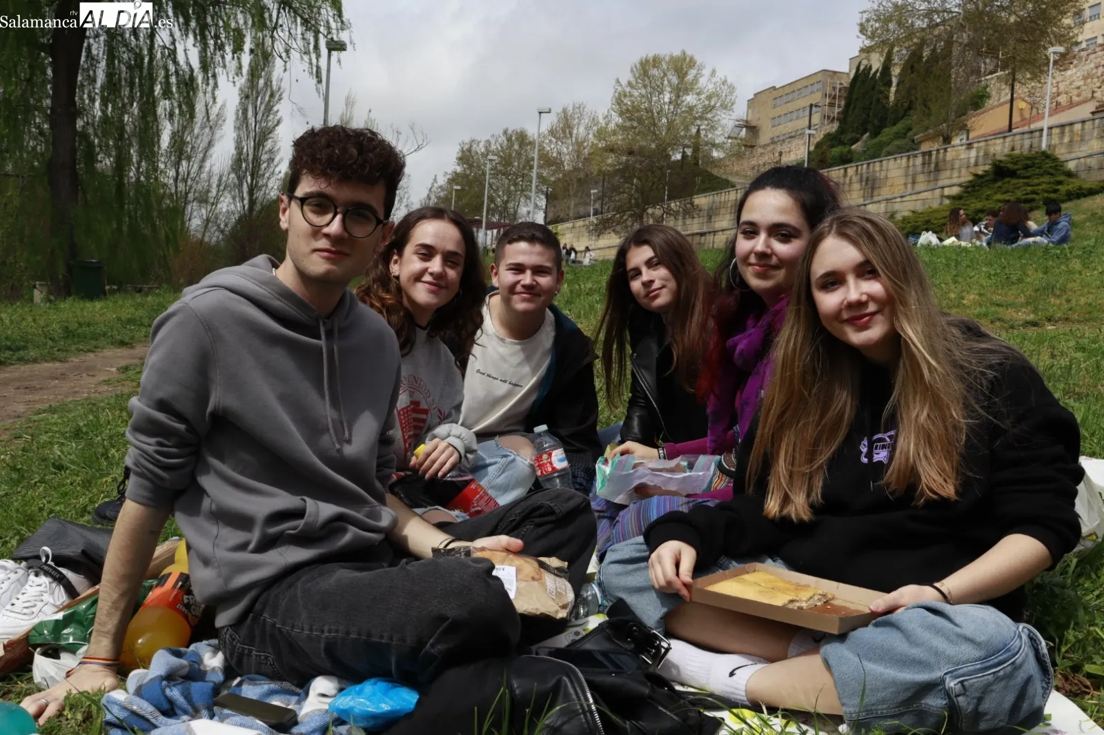 Primeras pandillas de jóvenes en la zona Puente Romano. Fotos: Raúl González Riego