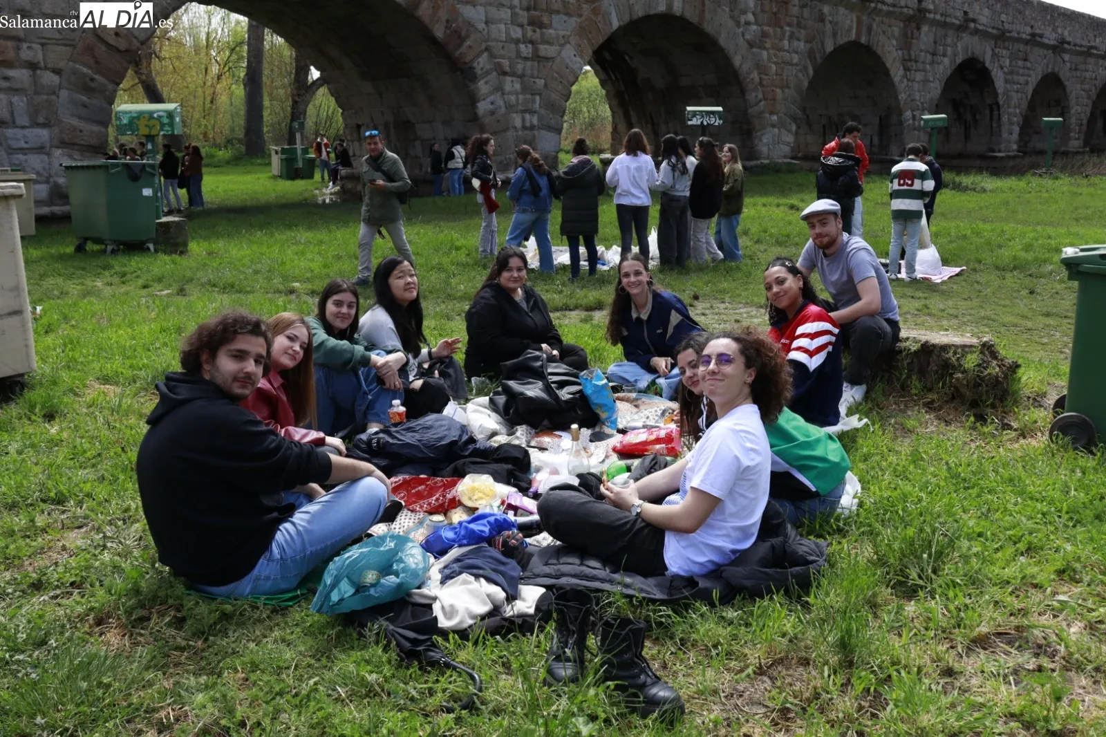Primeras pandillas de jóvenes en la zona Puente Romano. Fotos: Raúl González Riego