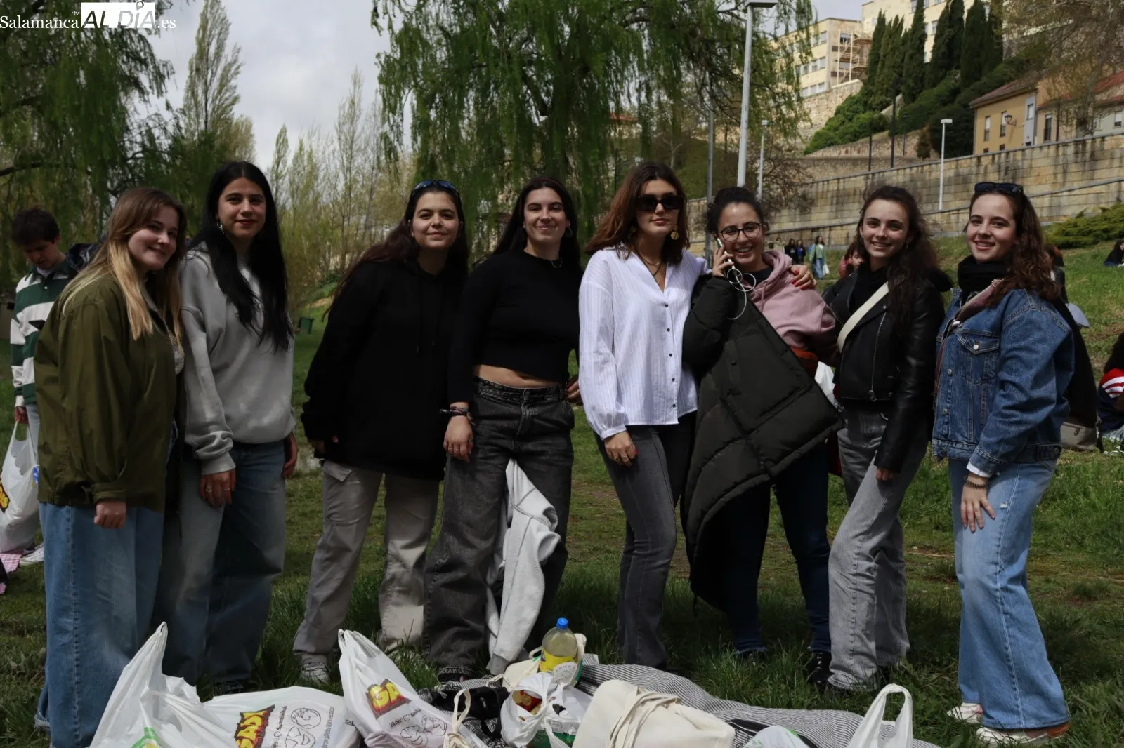 Primeras pandillas de jóvenes en la zona Puente Romano. Fotos: Raúl González Riego