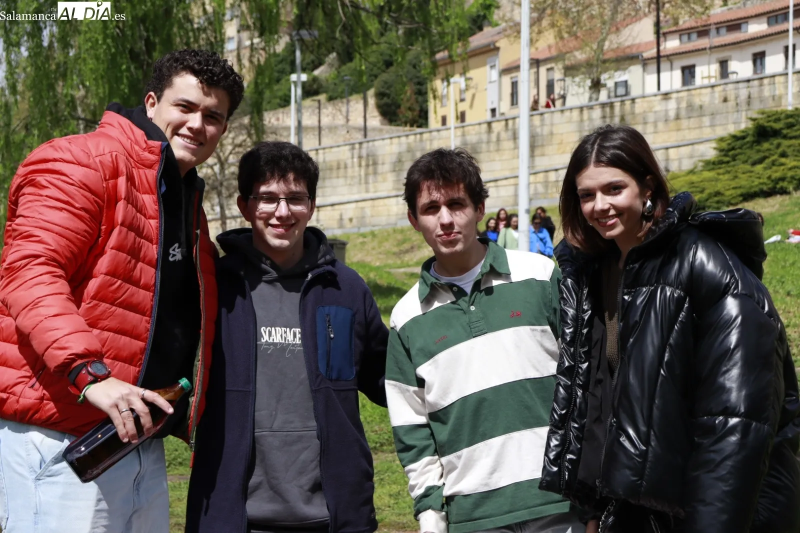 Primeras pandillas de jóvenes en la zona Puente Romano. Fotos: Raúl González Riego