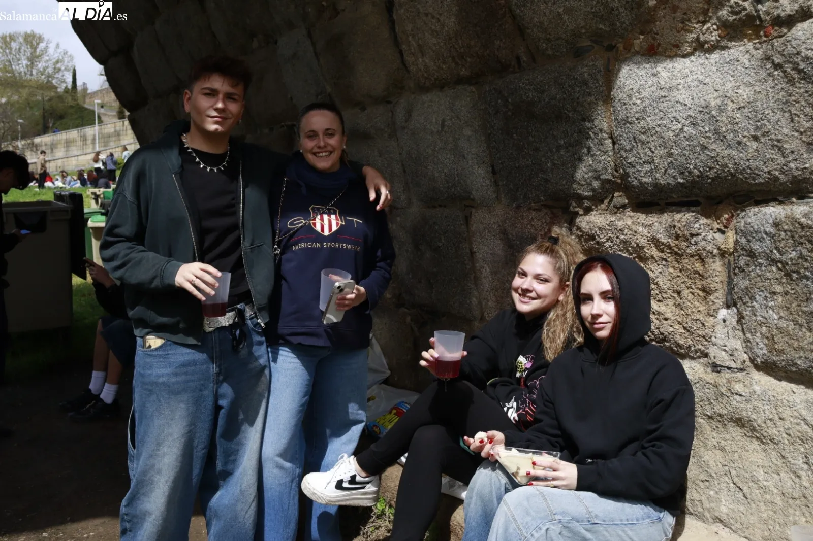 Primeras pandillas de jóvenes en la zona Puente Romano. Fotos: Raúl González Riego