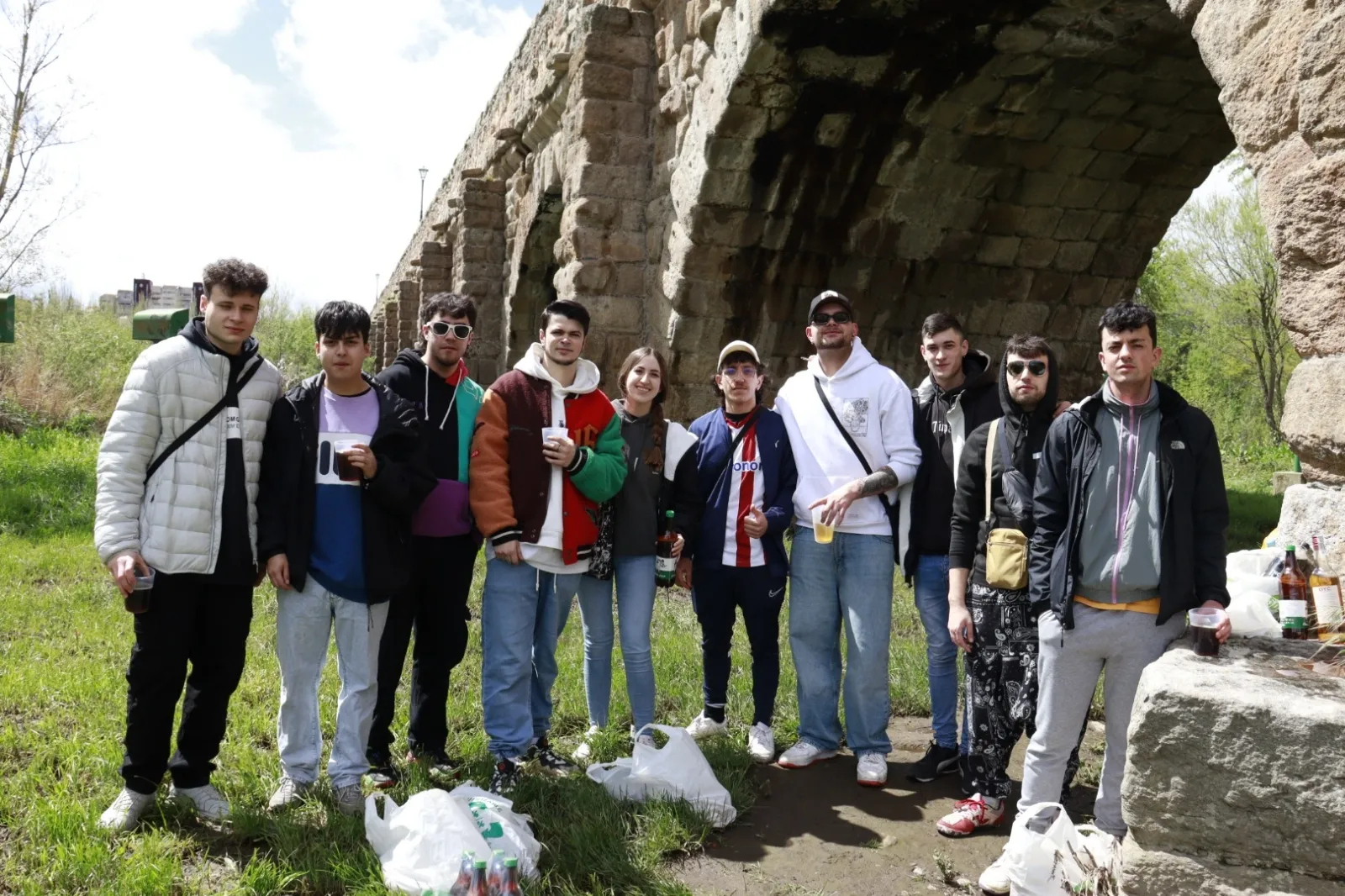 Primeras pandillas de jóvenes en la zona Puente Romano. Fotos: Raúl González Riego