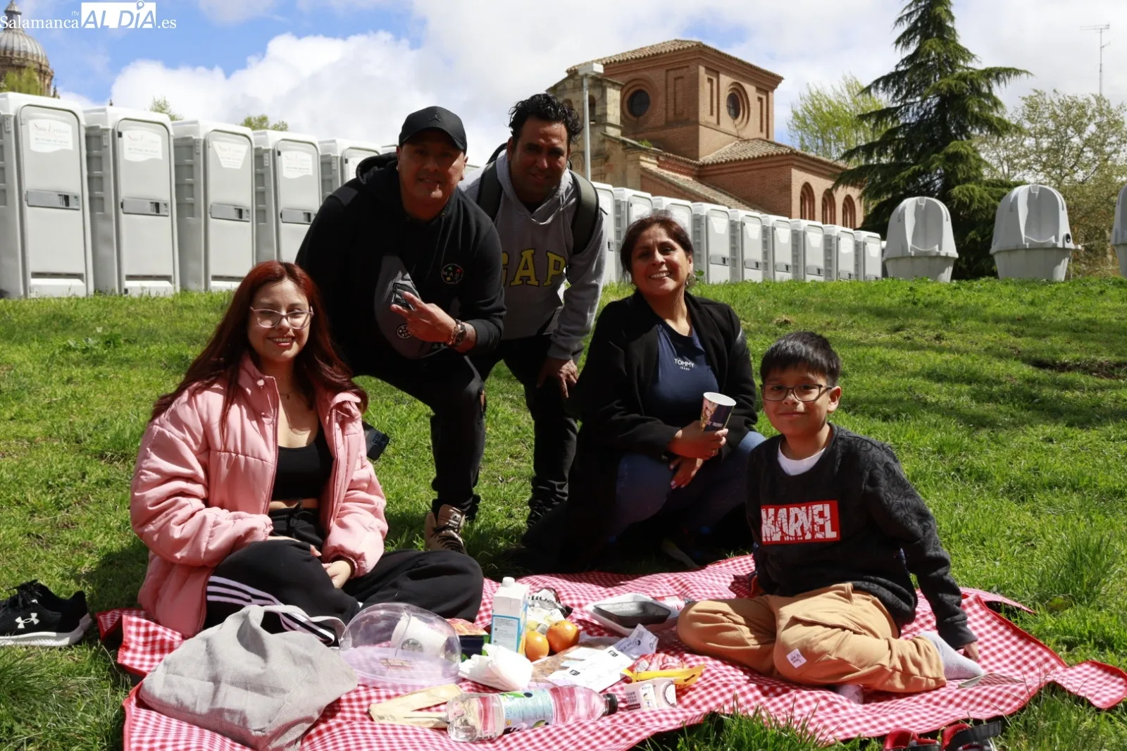 Primeras pandillas de jóvenes en la zona Puente Romano. Fotos: Raúl González Riego