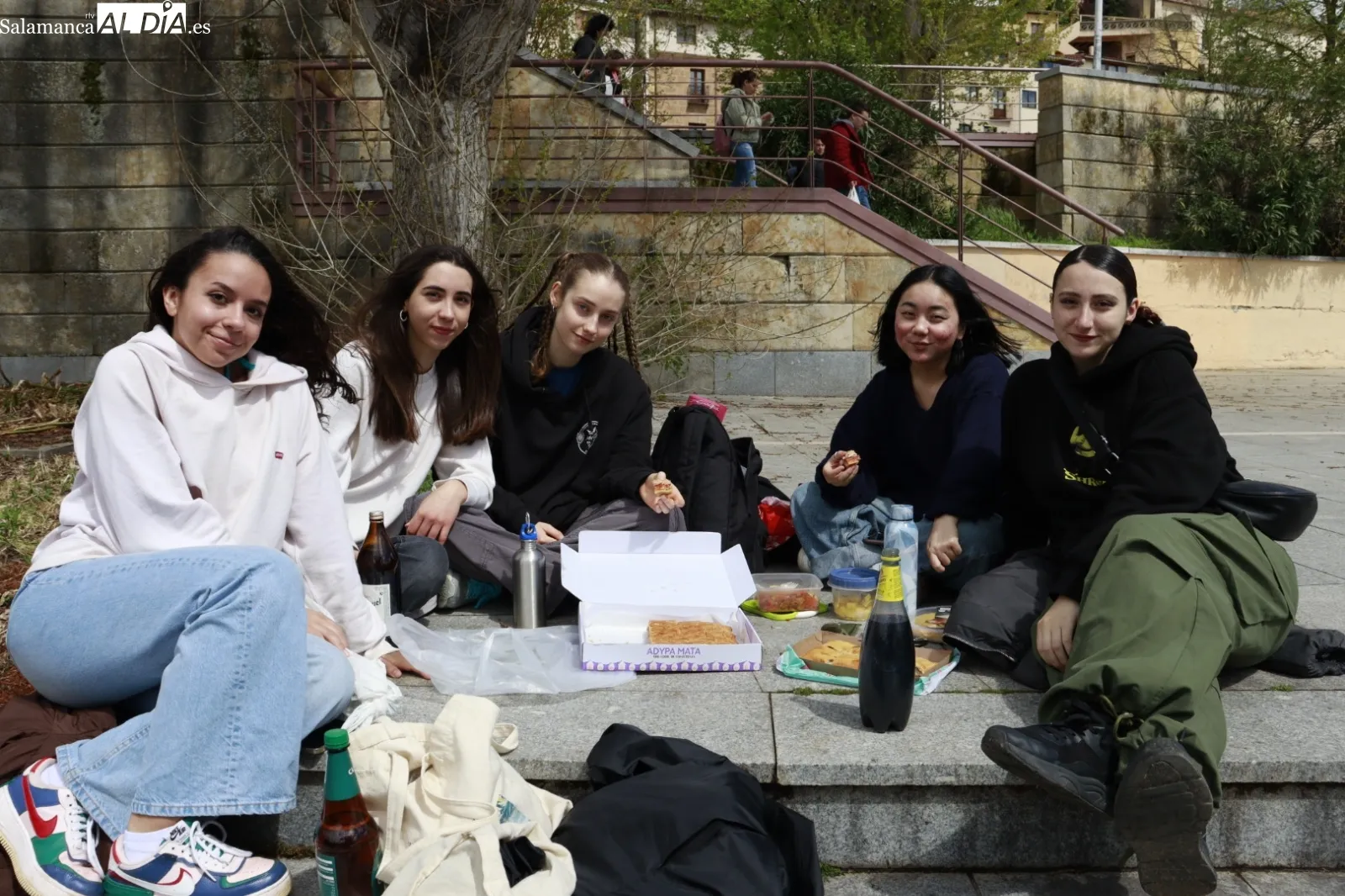 Primeras pandillas de jóvenes en la zona Puente Romano. Fotos: Raúl González Riego