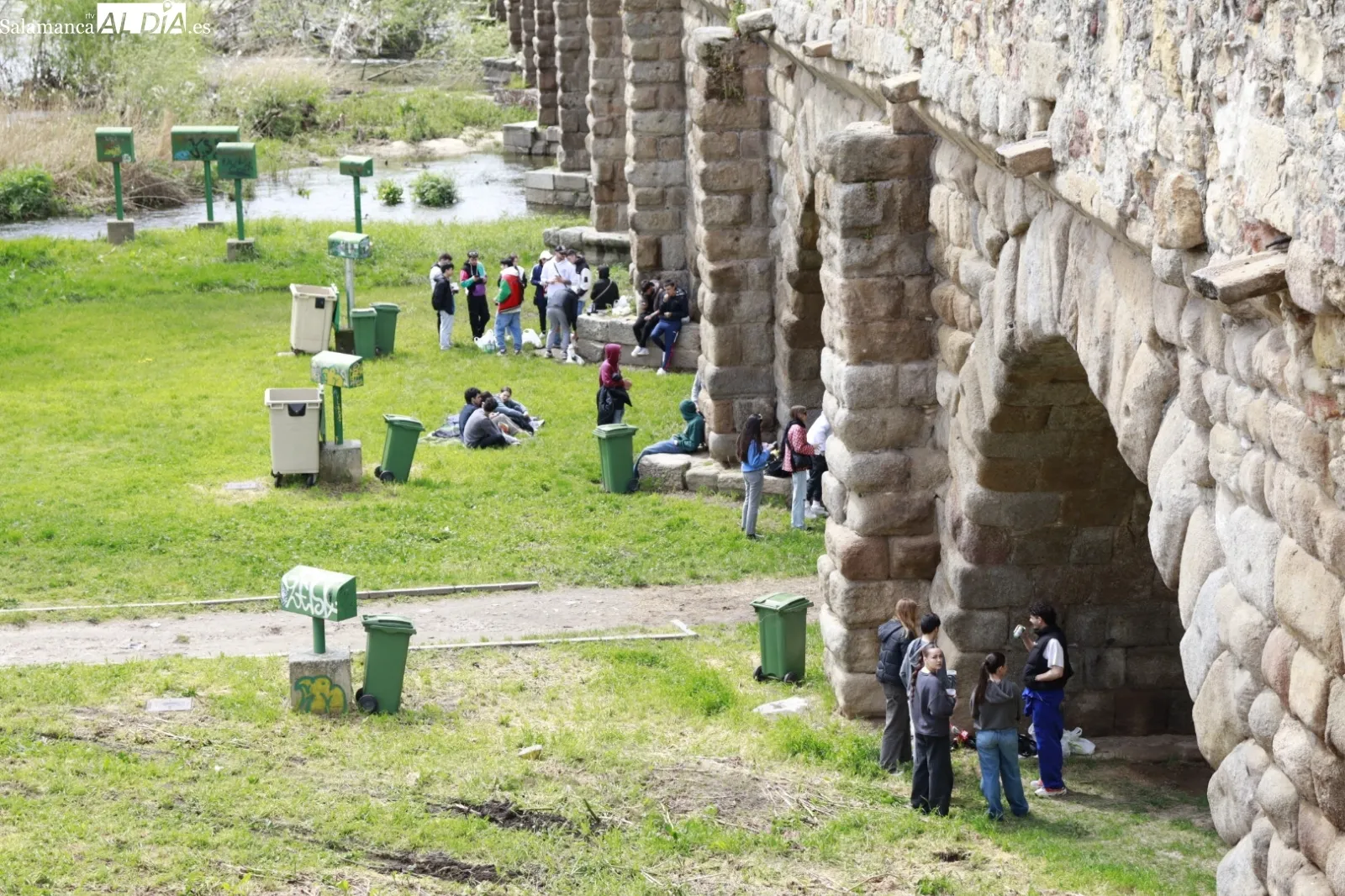 Primeras pandillas de jóvenes en la zona Puente Romano. Fotos: Raúl González Riego