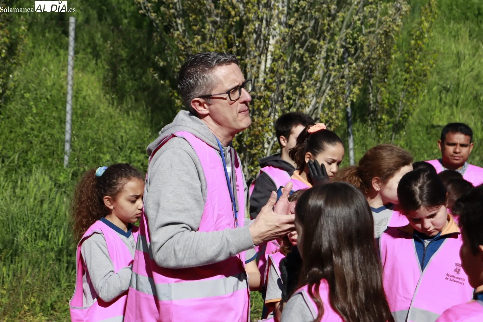 Actividad de voluntariado ambiental junto en el Parque de los Jerónimos por los alumnos del Calasanz. Fotos: Raúl González Riego