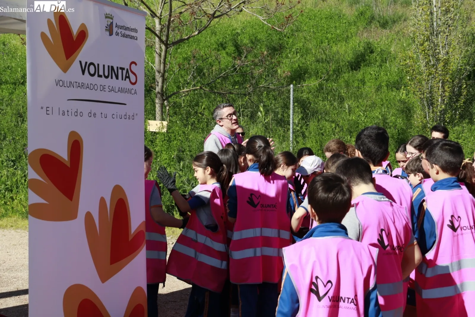 Actividad de voluntariado ambiental junto en el Parque de los Jerónimos por los alumnos del Calasanz. Fotos: Raúl González Riego