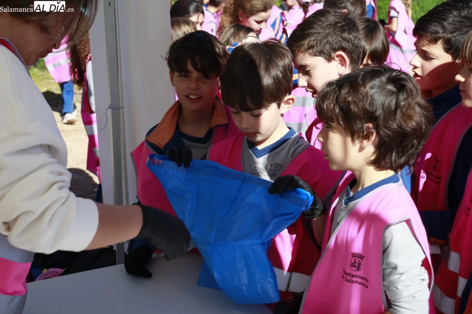 Actividad de voluntariado ambiental junto en el Parque de los Jerónimos por los alumnos del Calasanz. Fotos: Raúl González Riego