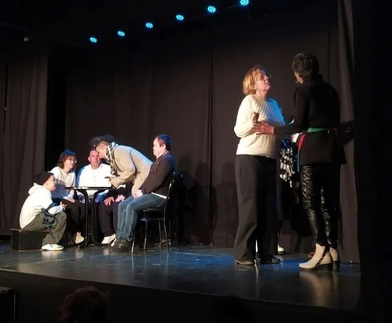 El jueves 23 de mayo en el Teatro de la Biblioteca Torrente Ballester actúa el grupo Teatreros del Barrio (Salamanca) y su espectáculo 'Aquí cabemos todas (y todos)'