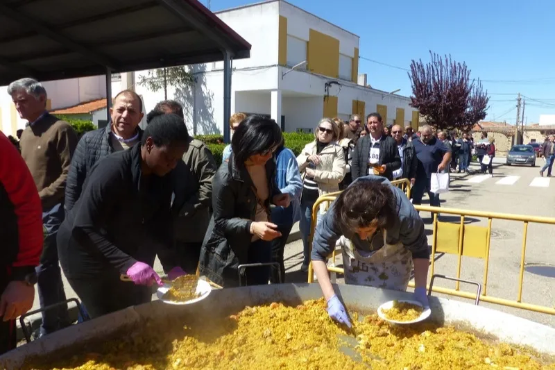 Villoria despide sus fiestas con una gran paella