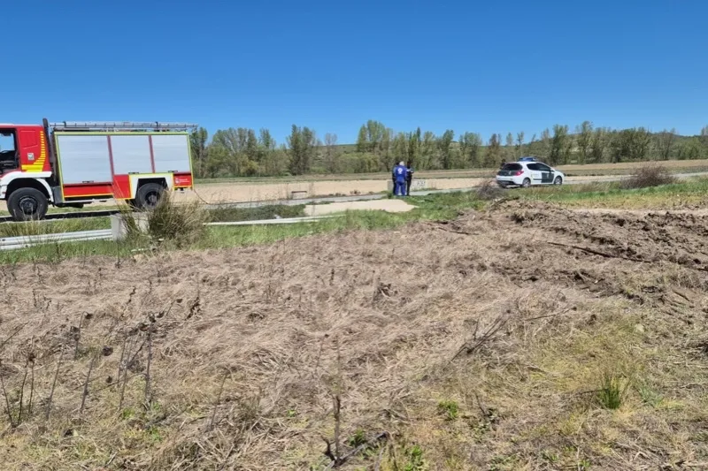 Foto 2 - Sofocado un incendio en un tractor en la finca Gemingomez