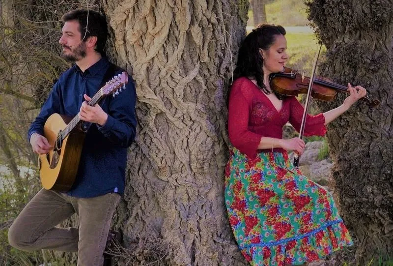 El viernes 31 de mayo la Casa de las Conchas acoge el concierto de Alicornio, dúo de folk formado por Águeda Sastre Zamora y Carlos Martín Aires