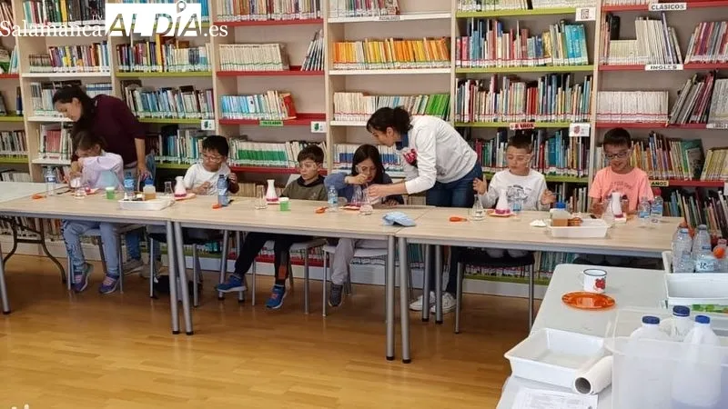 Los niños participaron con interés en los experimentos dirigidos por la profesora
