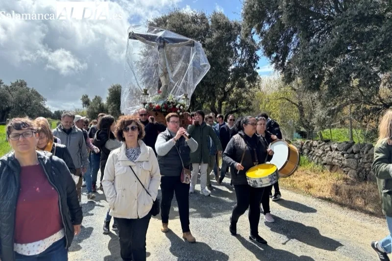 Foto 5 - Alaraz vive entre bailes y vivas el esperado paso de los quintos por el rio y su tradicional romer&iacute;a el Lunes de Aguas